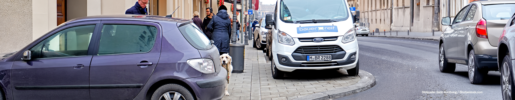 Autos stehen auf dem Gehweg